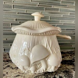 Vintage 1974 arnel’s mushroom soup tureen